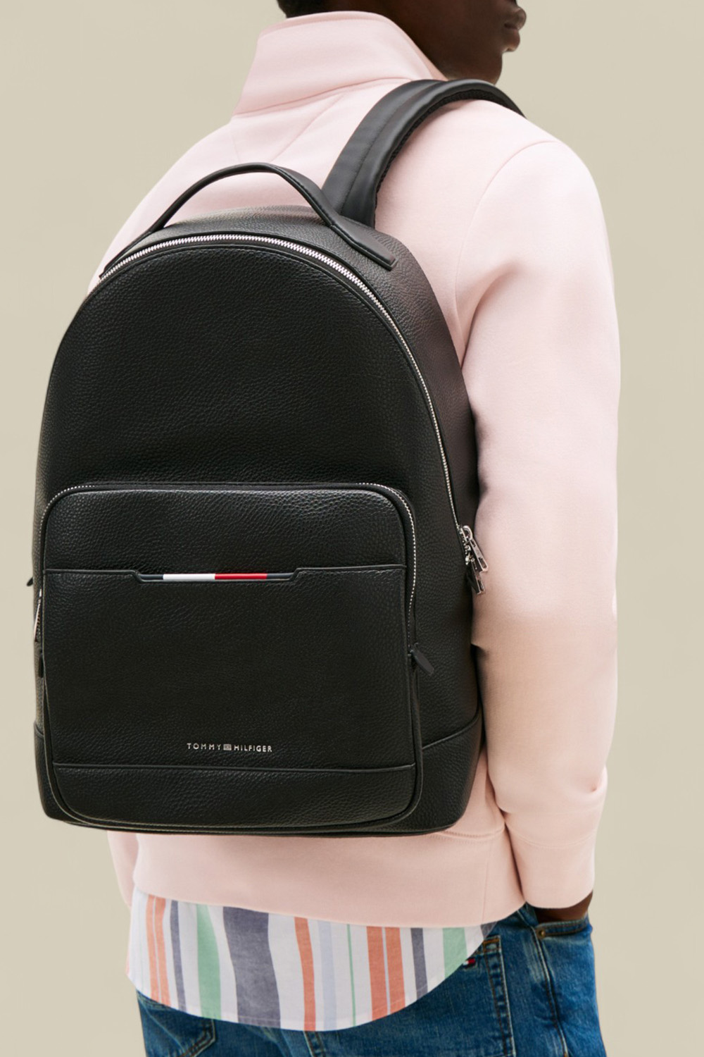 תמונת כל הלוק של תיק גב